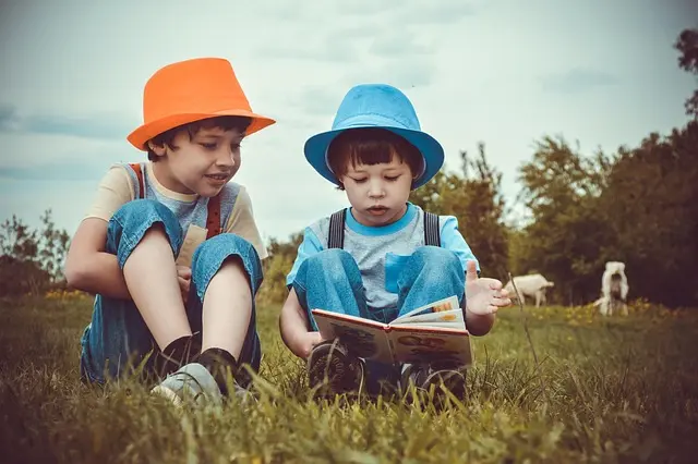 7 accessoires essentiels pour voyager confortablement en famille