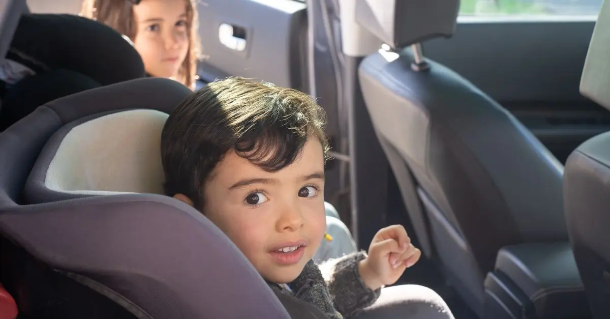 7 accessoires pratiques pour un voyage en voiture réussi